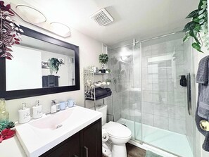 Shower, hair dryer, towels, shampoo - Downtown Condo near Rogers | Parking, Pool, Gym (Edmonton)