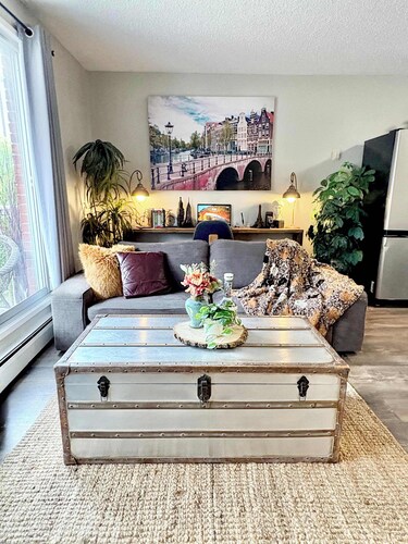 Downtown Condo near Rogers | Parking, Pool, Gym