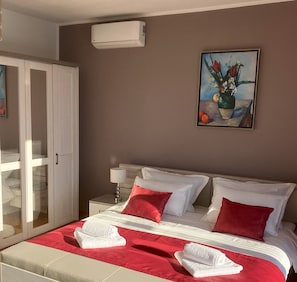 3 habitaciones, tabla de planchar con plancha y cuna de viaje 