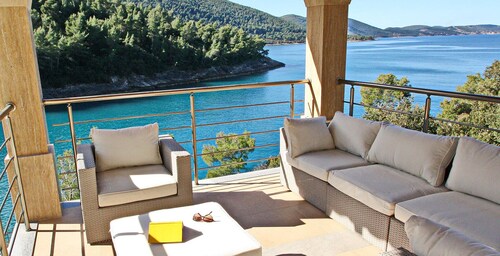 Charming Serene Beachfront Villa for 8 With Private Pool