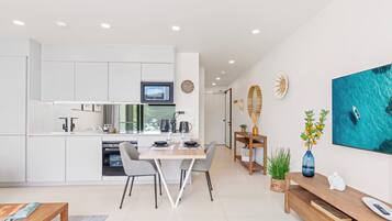 Coffee/tea maker, fridge, microwave, oven