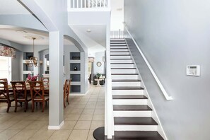 Huis, meerdere bedden, toegang tot zwembad, uitzicht op tuin (Be Our Guest at Emerald Island) | Interieur