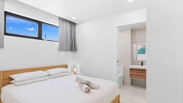 2 bedrooms, iron/ironing board, internet, bed sheets