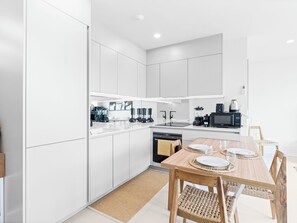 Fridge, oven, stovetop, dishwasher