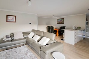 Smart TV - Stables Lane Retreat - Central and Modern (Busselton)