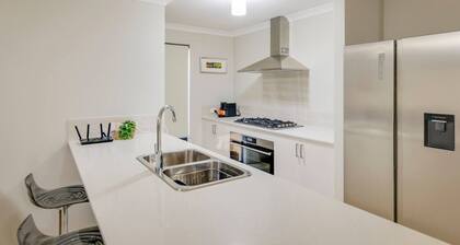 Stables Lane Retreat - Central and Modern