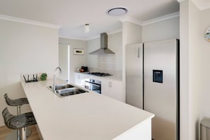Fridge, microwave, oven, dishwasher - Stables Lane Retreat - Central and Modern (Busselton)