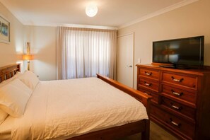 4 bedrooms, iron/ironing board, travel crib, free WiFi