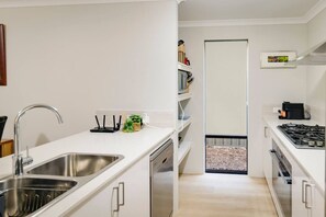Kühlschrank, Mikrowelle, Ofen, Geschirrspüler