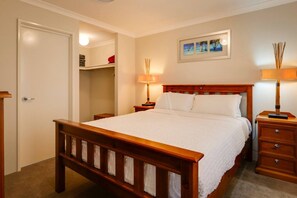 4 bedrooms, iron/ironing board, travel crib, free WiFi - Stables Lane Retreat - Central and Modern (Busselton)