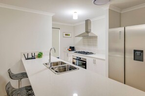 Kühlschrank, Mikrowelle, Ofen, Geschirrspüler