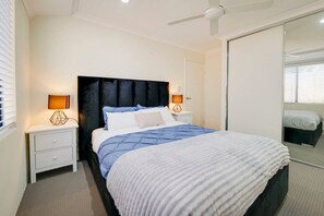 4 chambres, bureau, fer et planche à repasser, lit parapluie