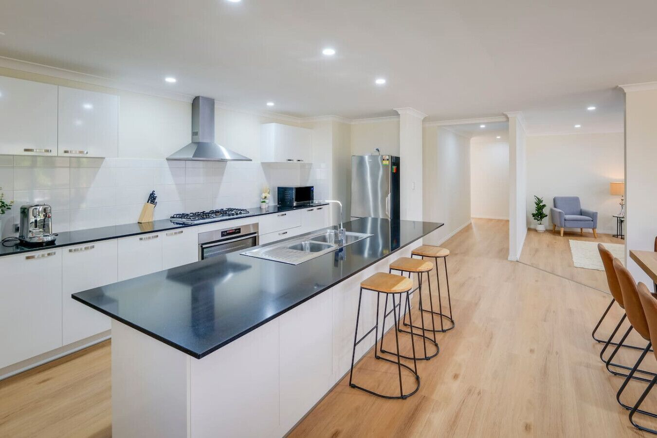 Kylskåp, mikrovågsugn, ugn och spishäll