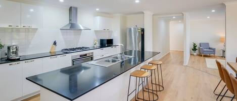 Réfrigérateur, micro-ondes, four, plaque de cuisson