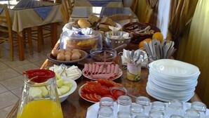 A breakfast buffet with various food items and drinks. - Matala Dimitris Resort (Matala)