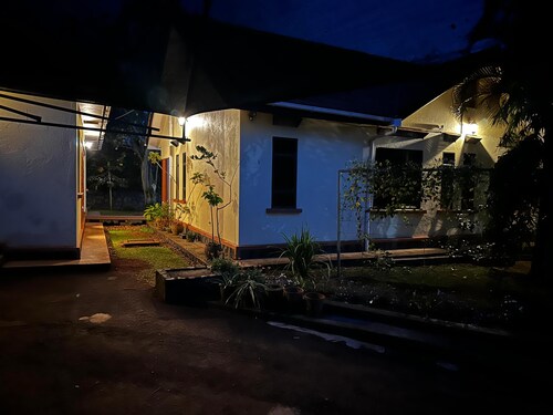 Jo’s Place Entebbe – Birdwatching & Lake View Spacious 6-bedroom house with WiFi