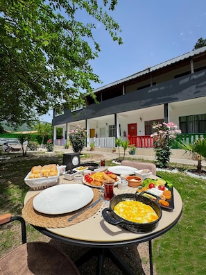 Free daily cooked-to-order breakfast 