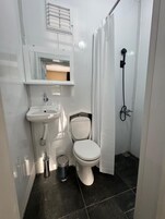 Ducha, secador de pelo, toallas, jabón