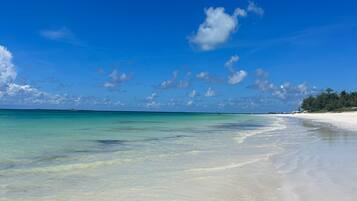 Aurinkotuoleja, rantapyyhkeitä