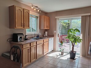 Microondas, horno, placa de cocina y lavavajillas