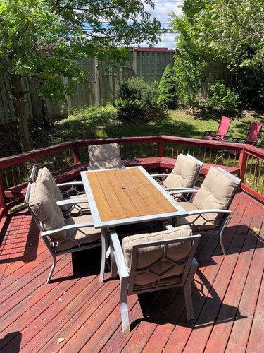 Perfect 3 bedroom house in prime location of South Windsor. max 6 guests