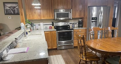 Dirt Road Inn, Charming 2-bedroom house located out in the beautiful countryside