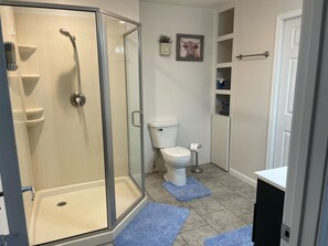 Shower, hair dryer, towels, soap - Dirt Road Inn, Charming 2-bedroom house located out in the beautiful countryside (Amherst)