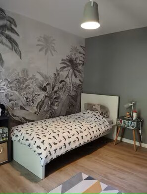 5 habitaciones, escritorio, tabla de planchar con plancha y wifi 