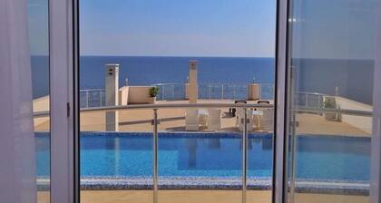 Prestige Apartment - Sea View, Private Beach, Pools & Fitness