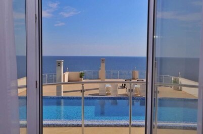 Prestige Apartment - Sea View, Private Beach, Pools & Fitness