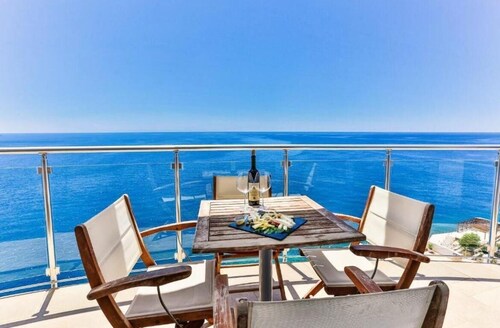 Prestige Apartment - Sea View, Private Beach, Pools & Fitness