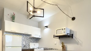 Private kitchen - Urban Escape: Cozy, Modern & Well-Equipped Loft (Québec)