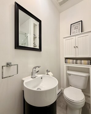 Hair dryer - City escape: cosy, modern, well-appointed loft space (Québec)