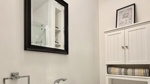 Bathroom - Urban Escape: Cozy, Modern & Well-Equipped Loft (Québec)