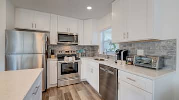 House, Multiple Beds, Patio, Garden View (Break Of Dawne) | Private kitchen