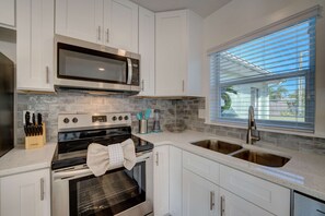 House, Multiple Beds, Patio, Garden View (Break Of Dawne) | Private kitchen