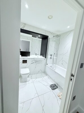 Hair dryer, towels, soap, toilet paper - Birmingham Central Modern Stay at Chinese Square Free WiFi (Birmingham)