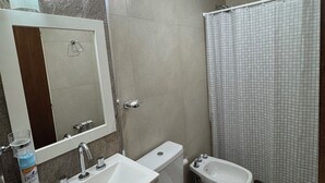 Ein modernes Badezimmer mit Waschtisch, WC und Bidet.