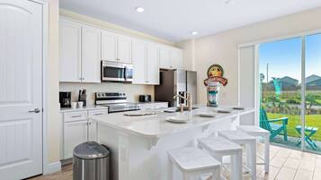 Maison mitoyenne, plusieurs lits, patio, vue jardin (Capri Sunset) | Cuisine privée | Réfrigérateur, micro-ondes, four, plaque de cuisson