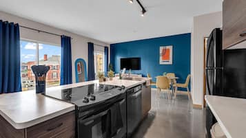 Fridge, oven, stovetop, dishwasher