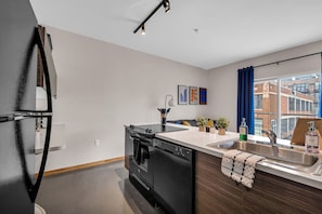 Fridge, oven, stovetop, dishwasher