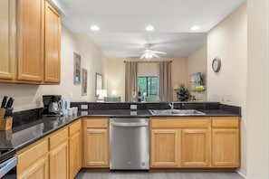 Apartamento, varias camas, balcón, vistas al jardín (Caribe Cove Breeze) | Cocina privada | Frigorífico, microondas, horno y placa de cocina