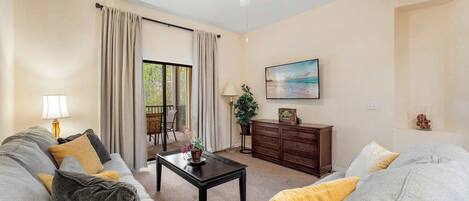 Condo, varias camas, balcón, vista al jardín (Caribe Cove Breeze) | Área de sala de estar | Televisión de pantalla plana de 42 pulgadas con canales digitales