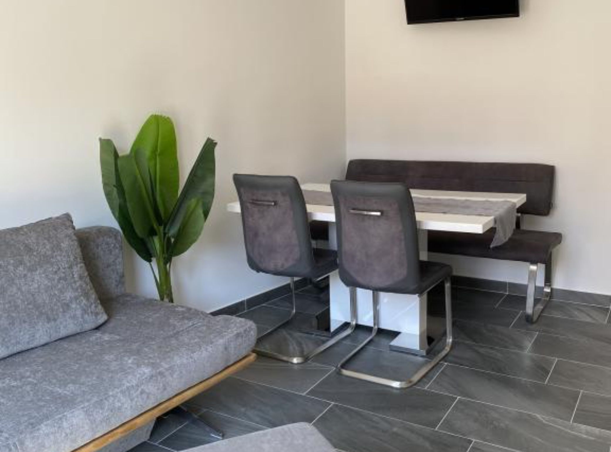 Apartamento (Two Bedroom Apartment) | Sala de estar | TV de tela plana 32 polegadas com canais a cabo