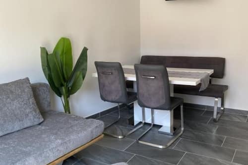Apartment (Two Bedroom Apartment) | Wohnzimmer | 32-Zoll-Flachbildfernseher mit Kabelempfang