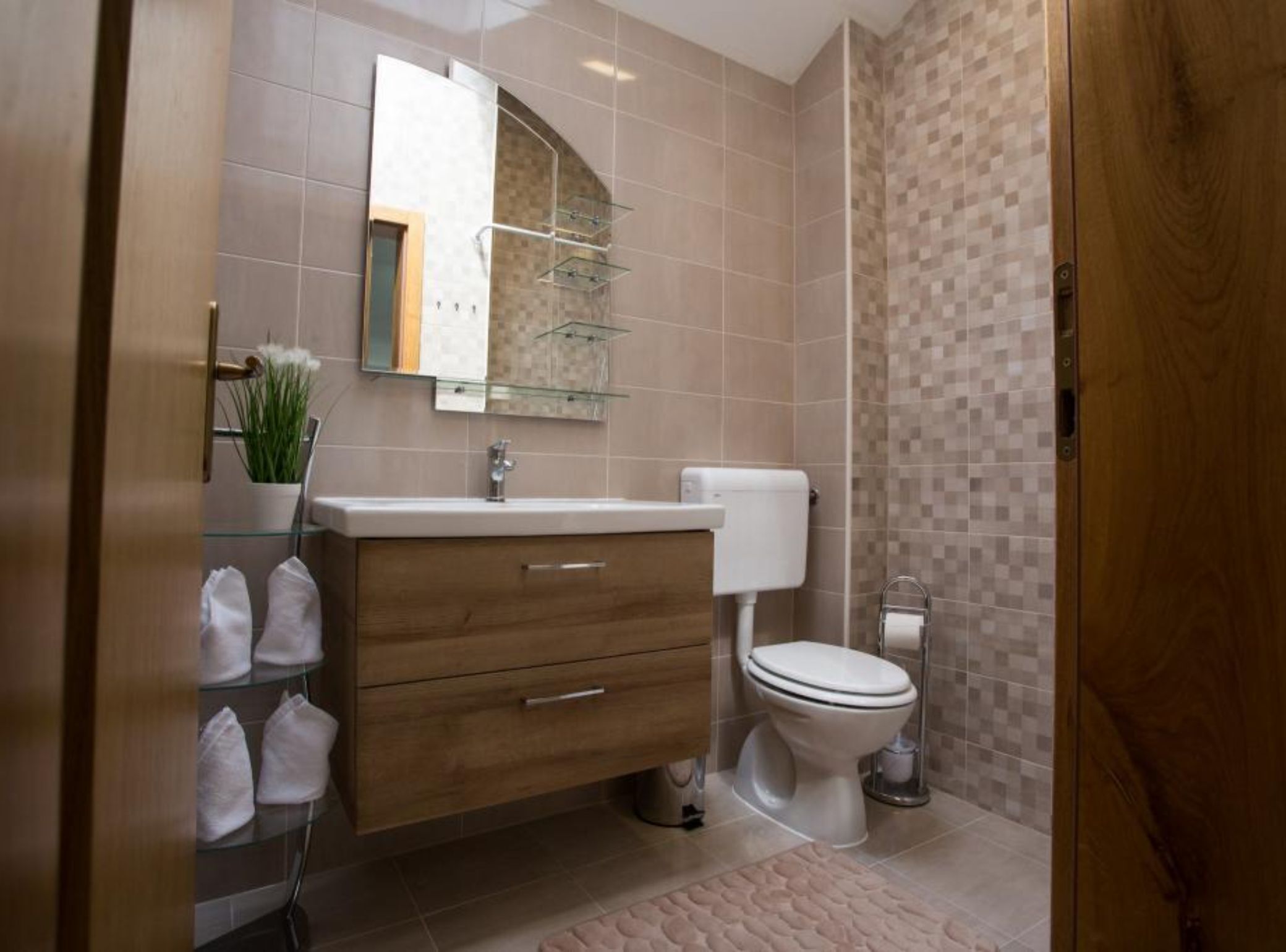 Appartement (Two Bedroom Apartment with Terrace) | Salle de bain | Douche, serviettes fournies