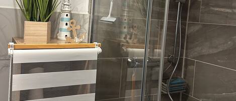 Een douche, een haardroger, handdoeken, zeep