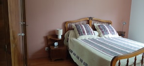 3 chambres, fer et planche à repasser, draps fournis