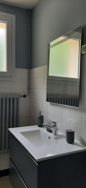 Dusche, Haartrockner, Bidet, Handtücher