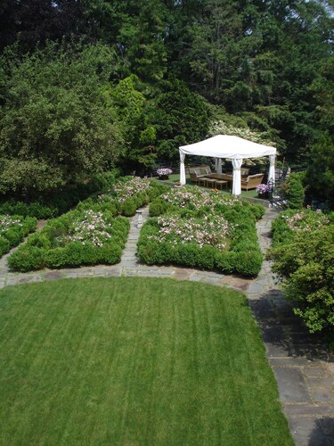 Summer, FURNISHED: CENTRAL WESTPORT ESTATE, 60' pool: 2 mins to beach/town/train